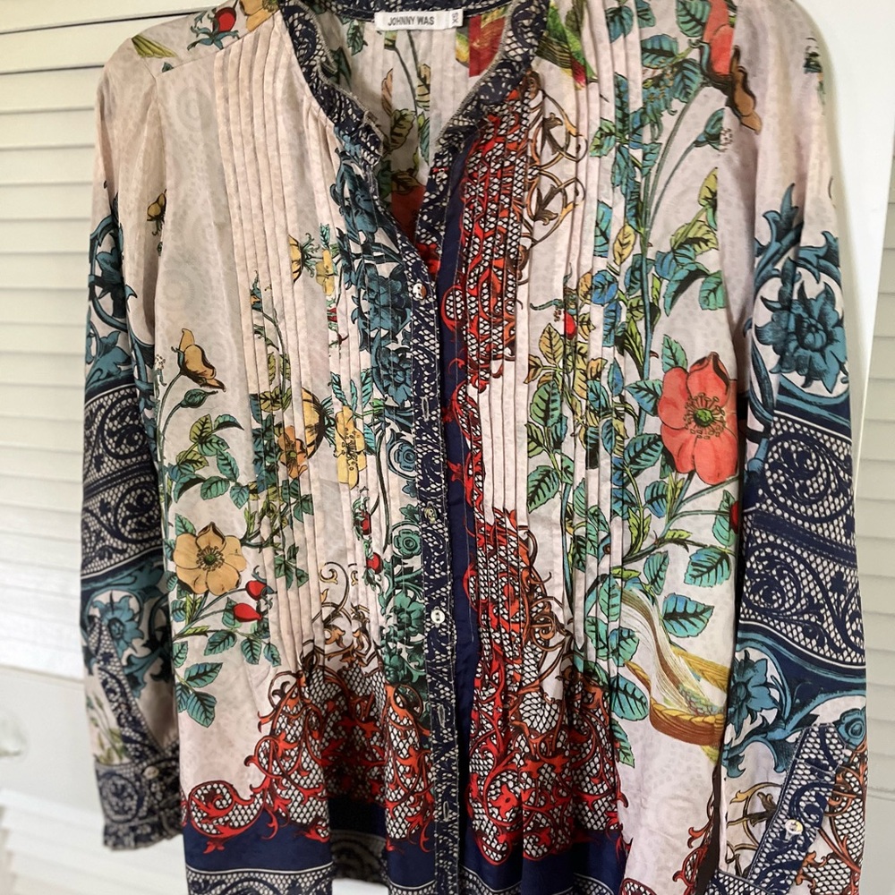 Johnny Was Colorful print ,Blouse says size 4, but fits like a medium✔️
